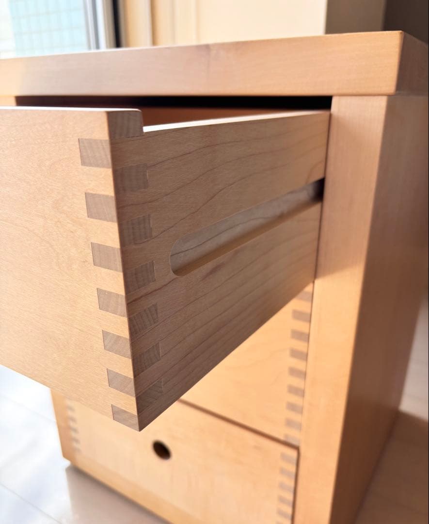 コンランショップの重厚なサイドチェスト