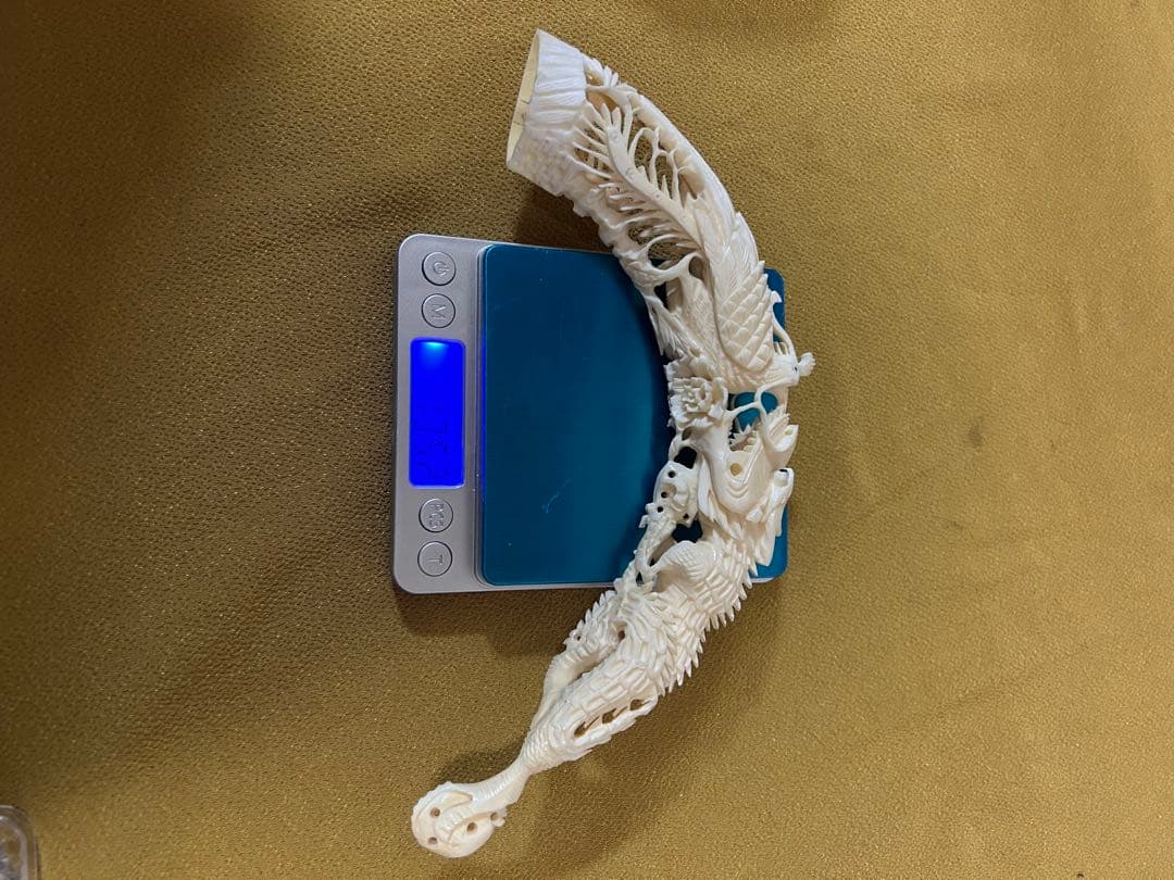 マンモスの牙や天然素材から彫られた、龍や鳳凰の精巧な透かし彫りが施された彫刻品