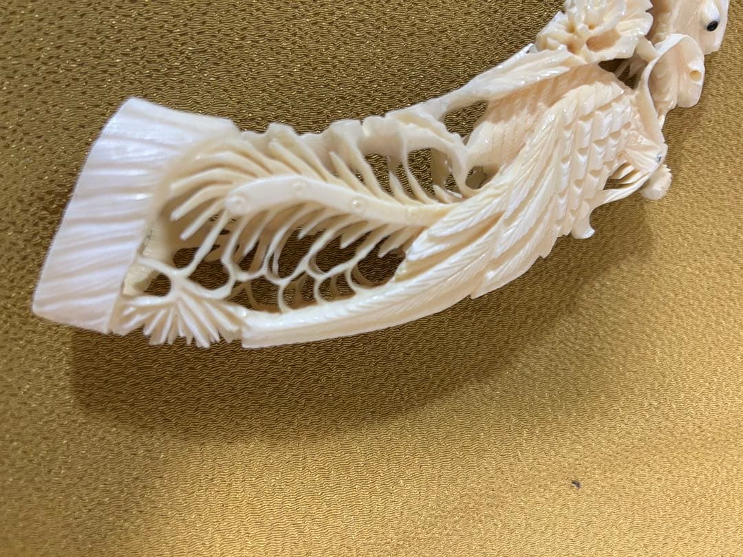 マンモスの牙や天然素材から彫られた、龍や鳳凰の精巧な透かし彫りが施された彫刻品