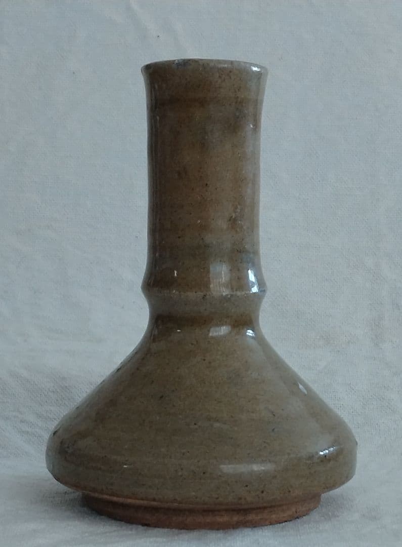 山野草が似合う逸品、信楽焼の風情ある花生（はないけ）