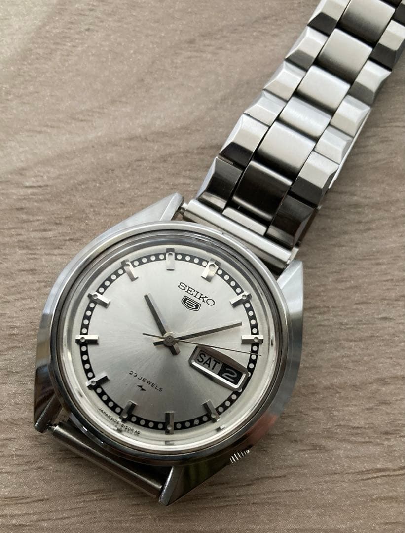 セイコー5 23石変わり文字盤　特徴的なラグ形状