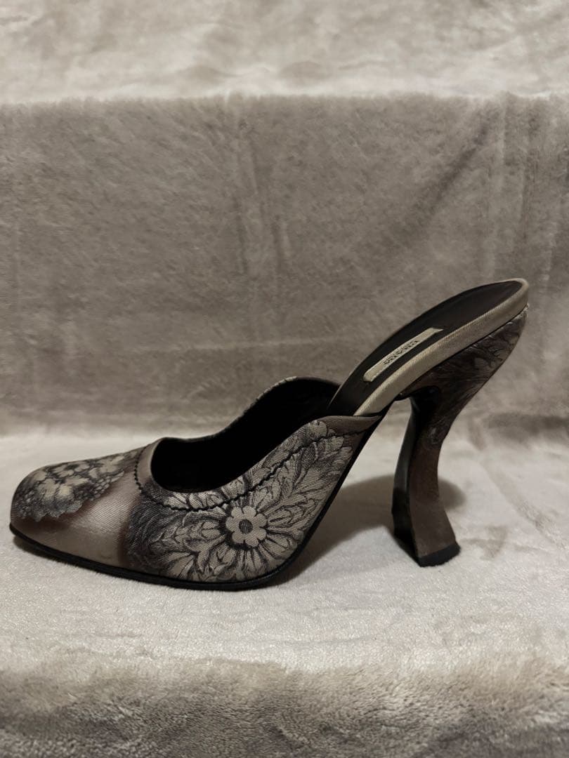 プラダ　素敵デザインミュール