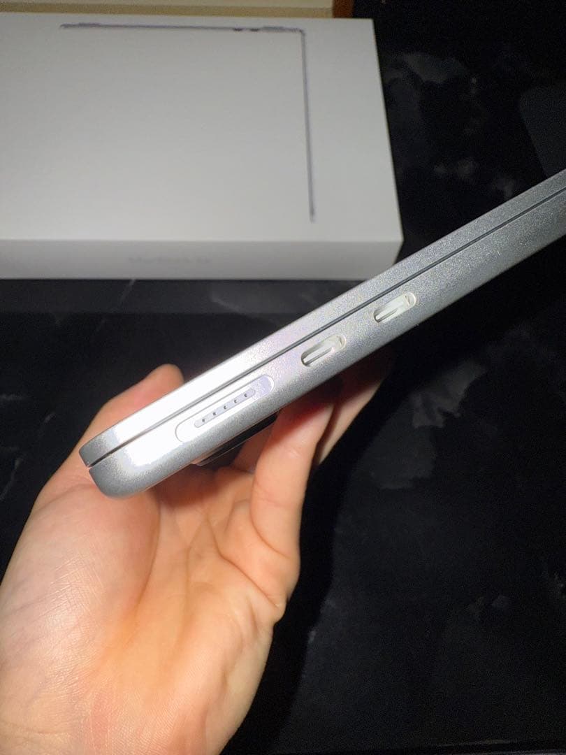 Apple MacBook Air (M2, 13インチ) 本体