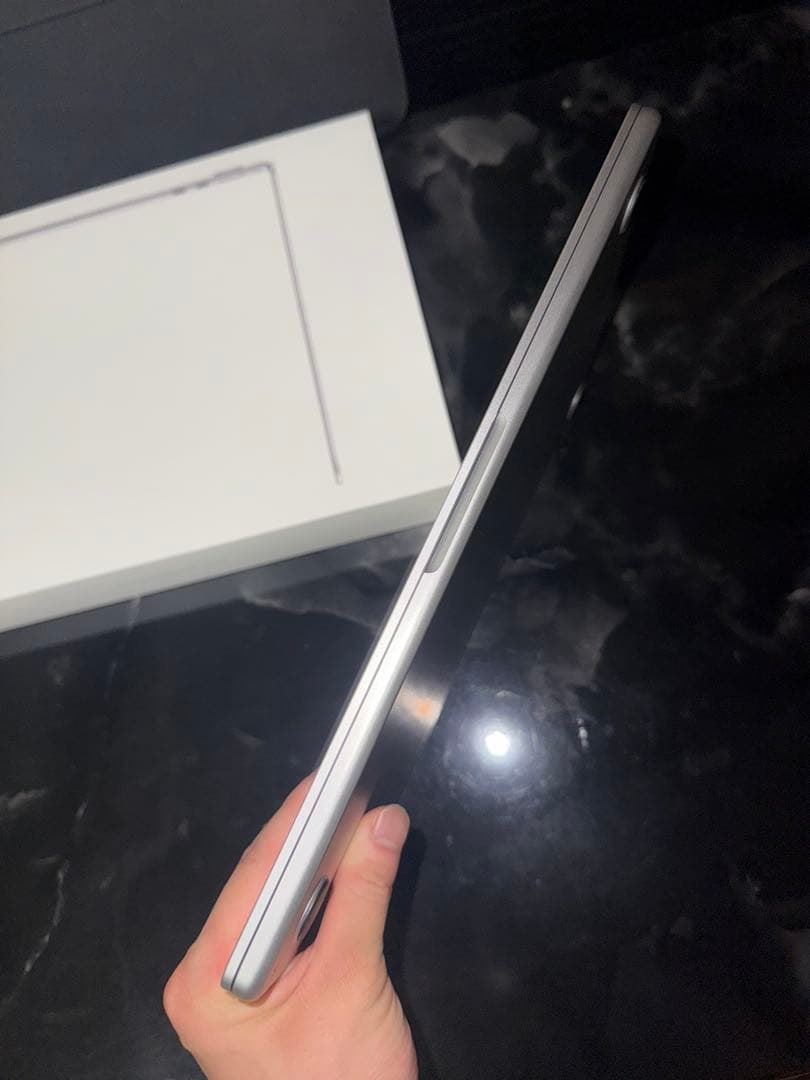 Apple MacBook Air (M2, 13インチ) 本体