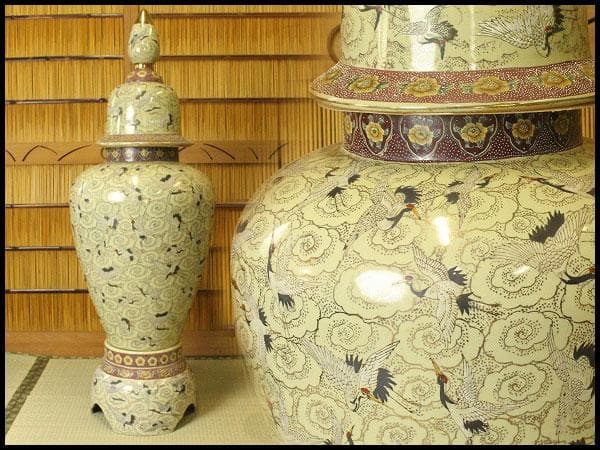 薩摩 金彩色絵 群鶴飛紋 細密画 沈香壷 高125cm 美品(A596)