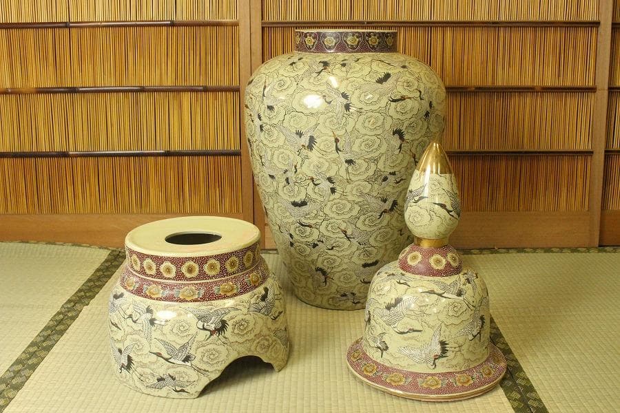 薩摩 金彩色絵 群鶴飛紋 細密画 沈香壷 高125cm 美品(A596)