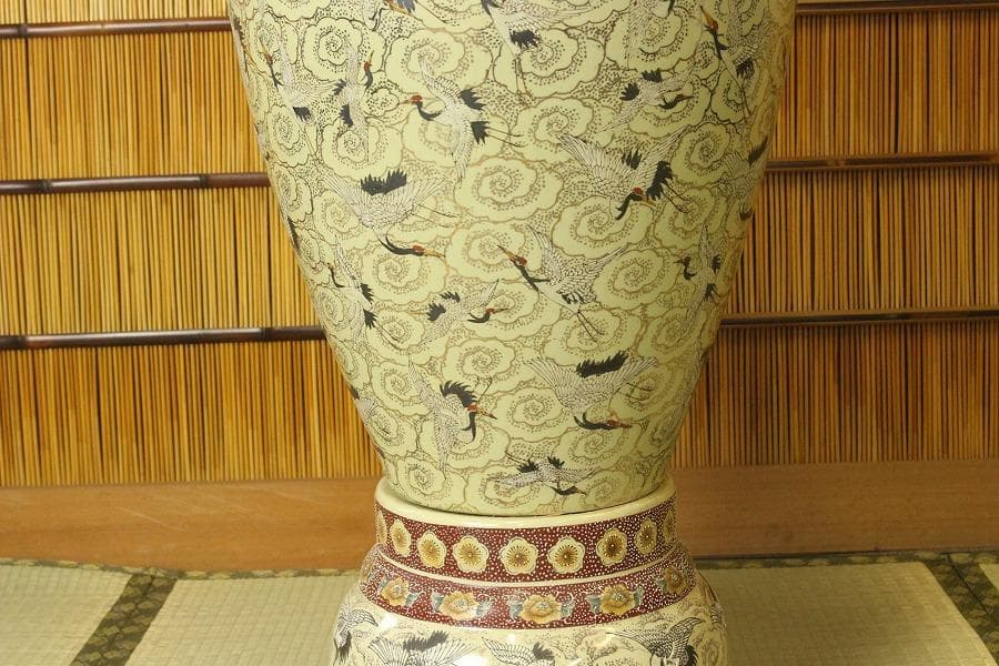 薩摩 金彩色絵 群鶴飛紋 細密画 沈香壷 高125cm 美品(A596)