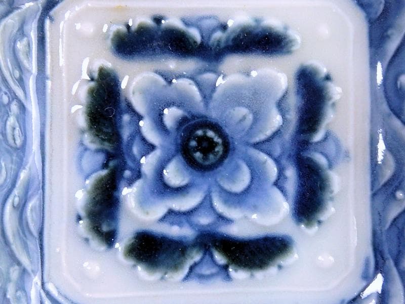 瀬戸　伊万里　染付　陽刻　波に花の図　四方角豆皿　E668AS-CUp