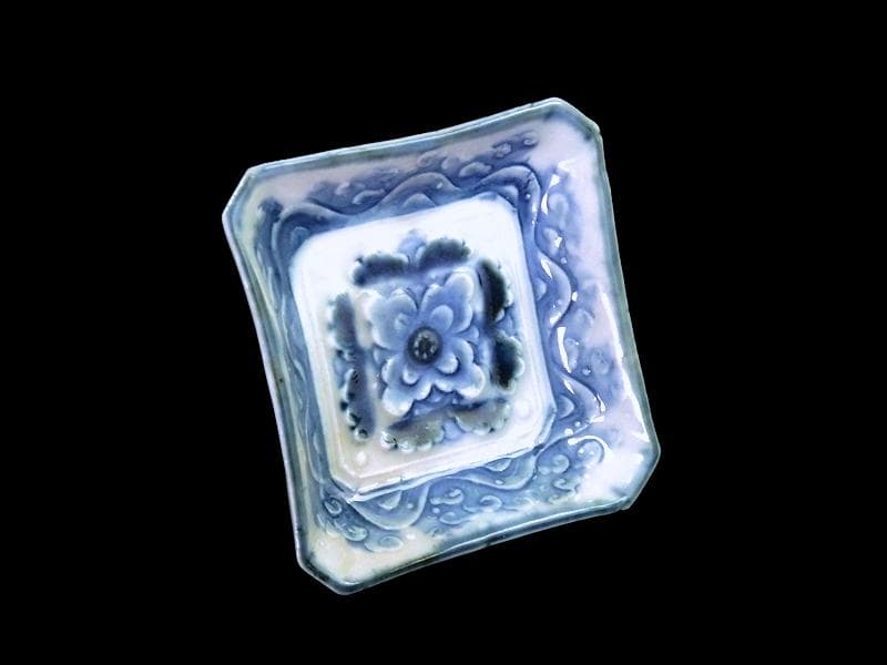 瀬戸　伊万里　染付　陽刻　波に花の図　四方角豆皿　E668AS-CUp