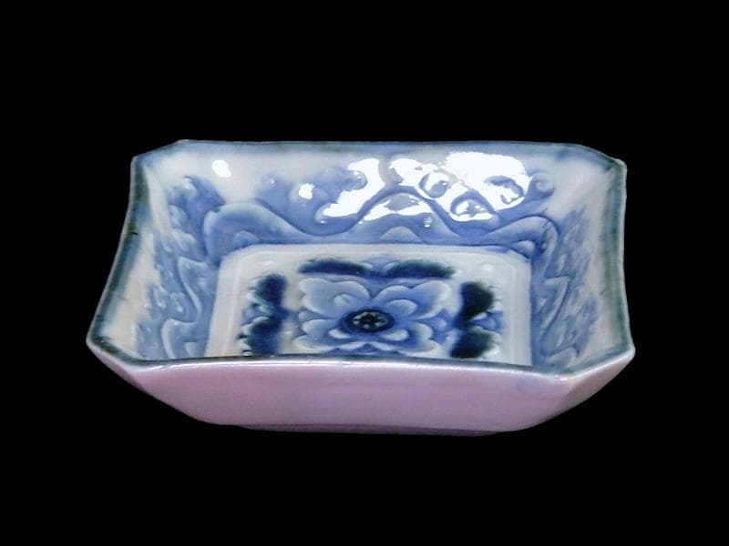 瀬戸　伊万里　染付　陽刻　波に花の図　四方角豆皿　E668AS-CUp