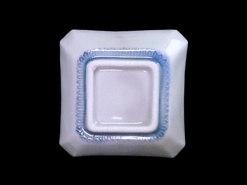 瀬戸　伊万里　染付　陽刻　波に花の図　四方角豆皿　E668AS-CUp