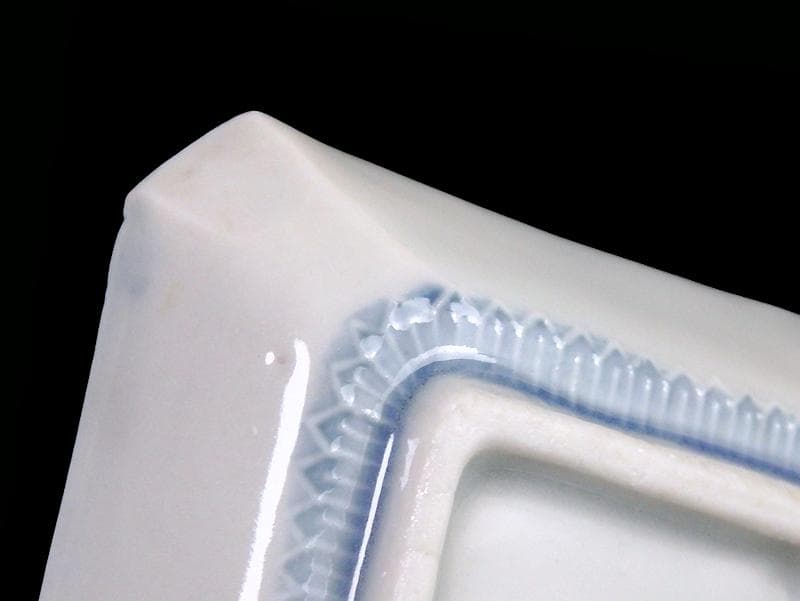 瀬戸　伊万里　染付　陽刻　波に花の図　四方角豆皿　E668AS-CUp