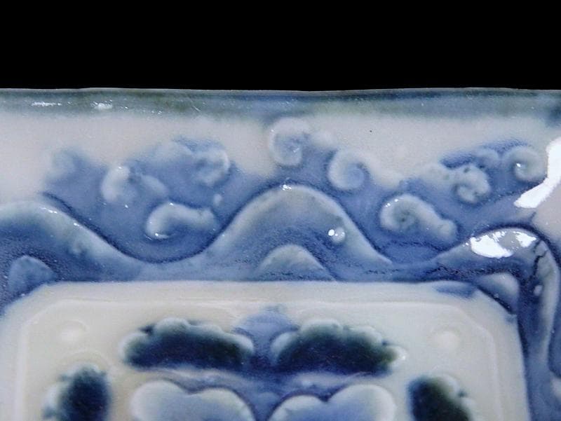 瀬戸　伊万里　染付　陽刻　波に花の図　四方角豆皿　E668AS-CUp