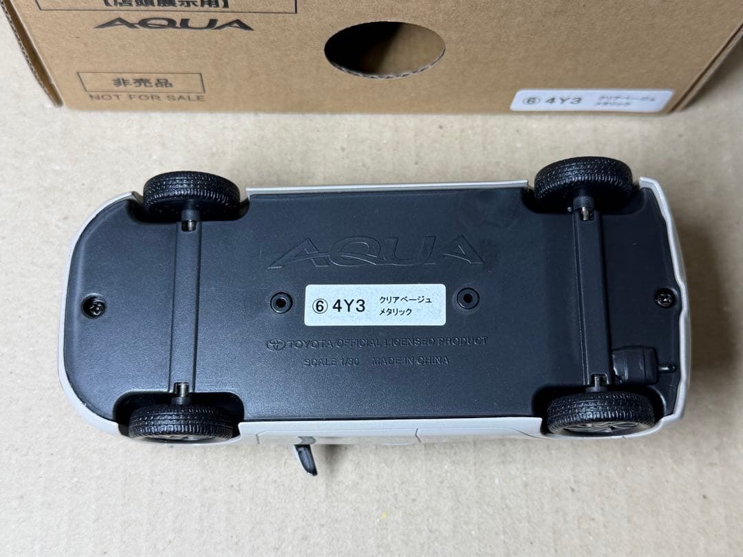 トヨタ アクア クリアベージュメタリック 色見本ミニカー カラーサンプル　1台