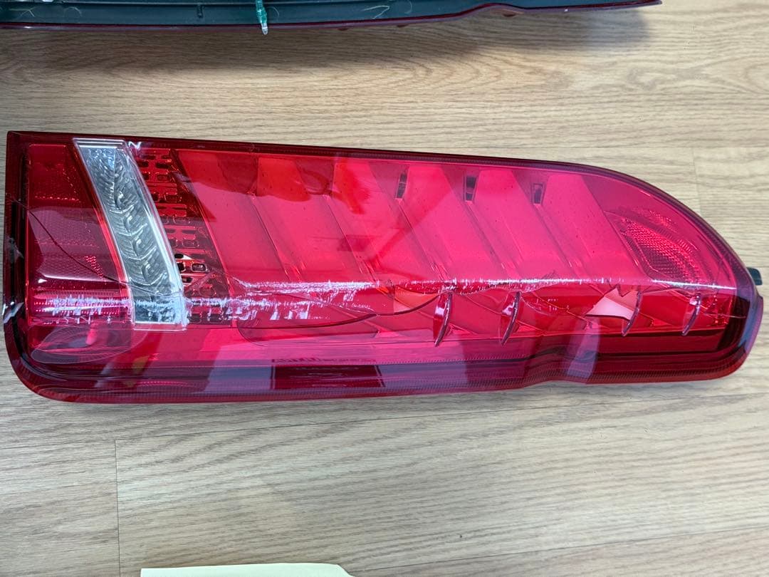 ハイエース 200系 テールランプ ヴァレンティ レッドレンズ左。