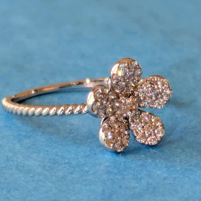 【新品】フラワー　H＆Cダイヤモンドリング　pt950 0.25ct お花リング