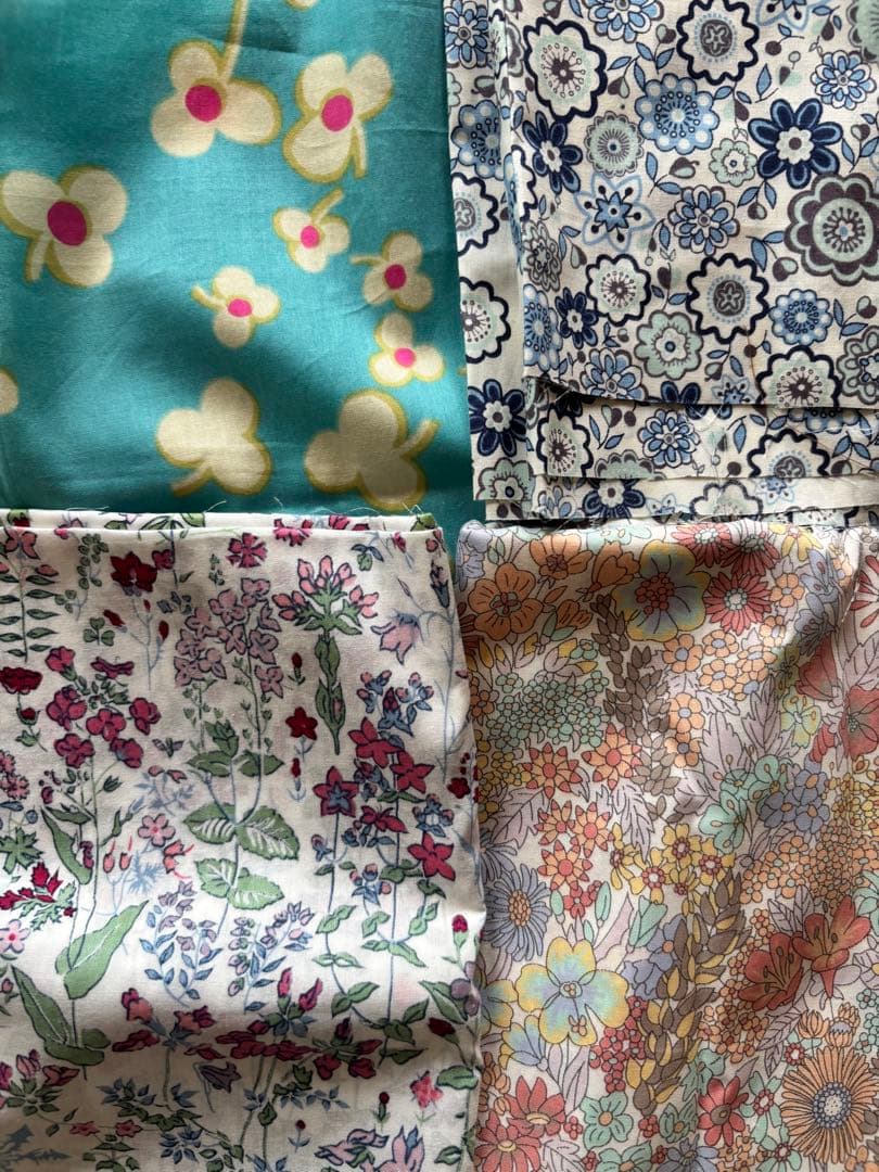 小花柄　裏毛ニット