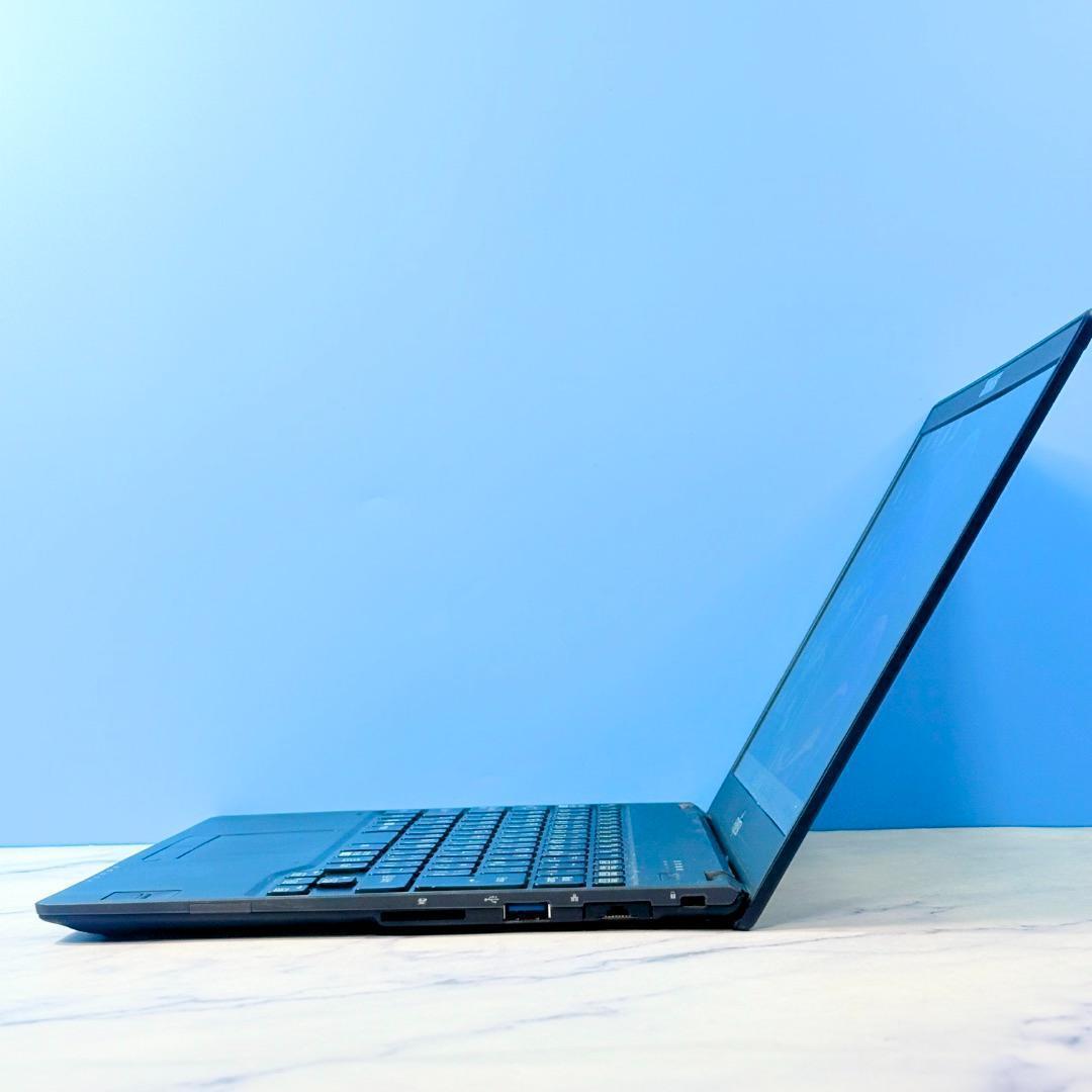 超薄型軽量！メモリ8GB・SSDで快速・指紋認証・Win11◆ノートパソコン