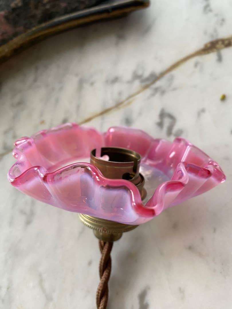 フランス　アンティーク　ピンクのオパリン　小さなガラス灯　アトリエランプ