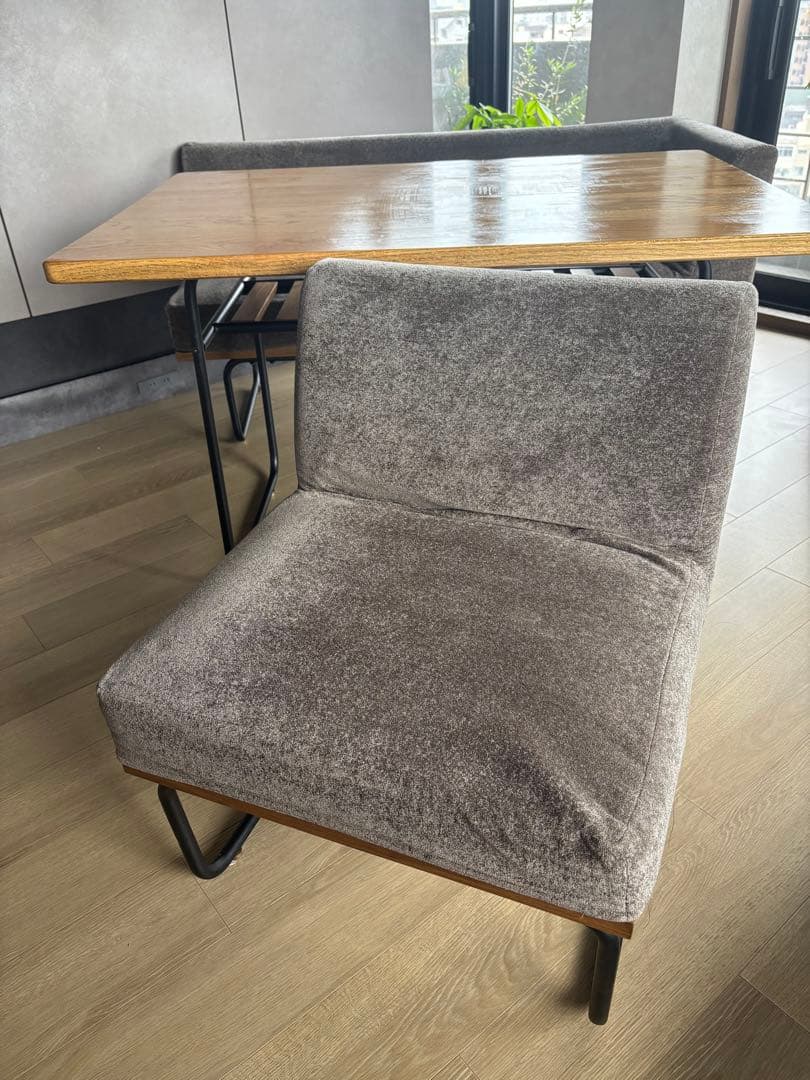 木製ダイニングテーブルとソファセット