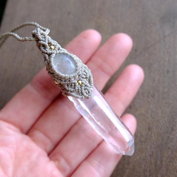 ヒマラヤ水晶 ・ムーンストーン（スリランカ産）マクラメ編みペンダント　3706