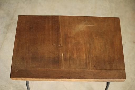 古い小ぶりな古い鉄脚と古材のテーブル