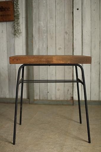 古い小ぶりな古い鉄脚と古材のテーブル