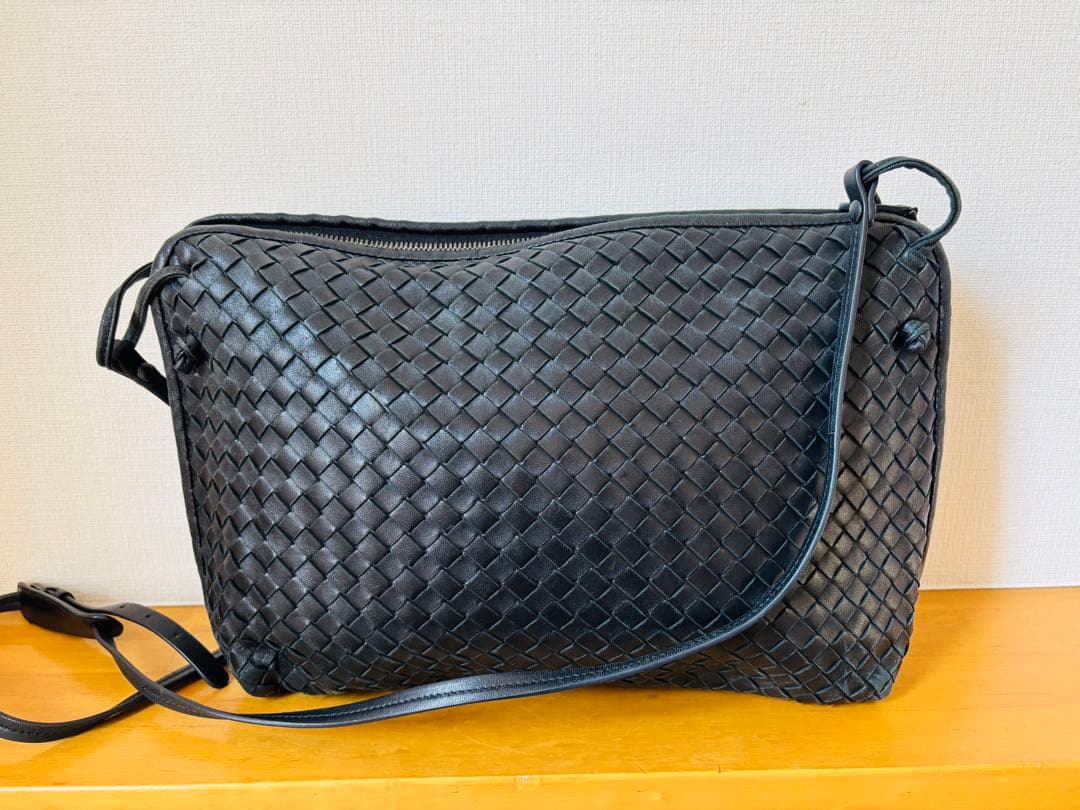 【かなり美品】ボッテガヴェネタ　イントレチャート黒ショルダーバッグ