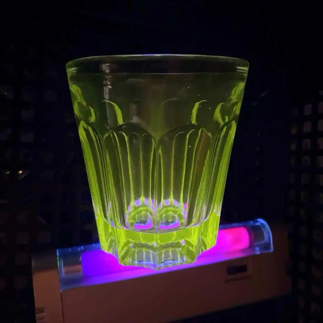 骨董　時代ガラス　ゆらゆら　気泡入り　希少銀色　水飲みコップ　剣先コップ　ウラン