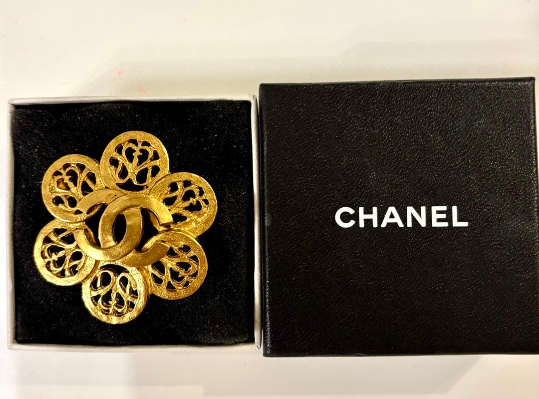 CHANEL ゴールド フラワーブローチ 箱付き