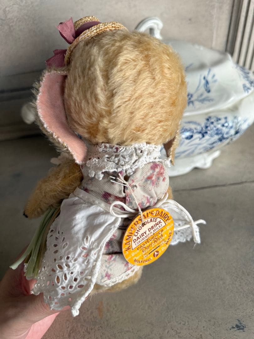 ハンドメイドベア作家さんのアンティークのドレスを着た垂れ耳うさぎのぬいぐるみ