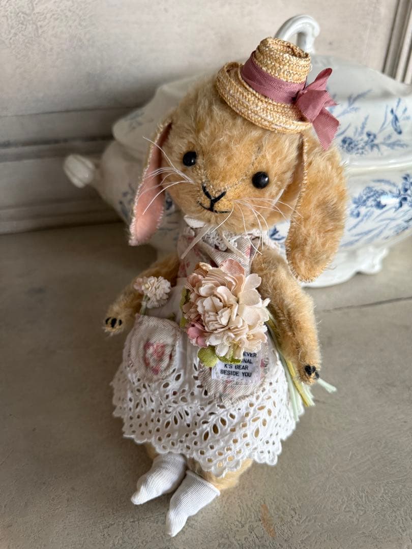 ハンドメイドベア作家さんのアンティークのドレスを着た垂れ耳うさぎのぬいぐるみ