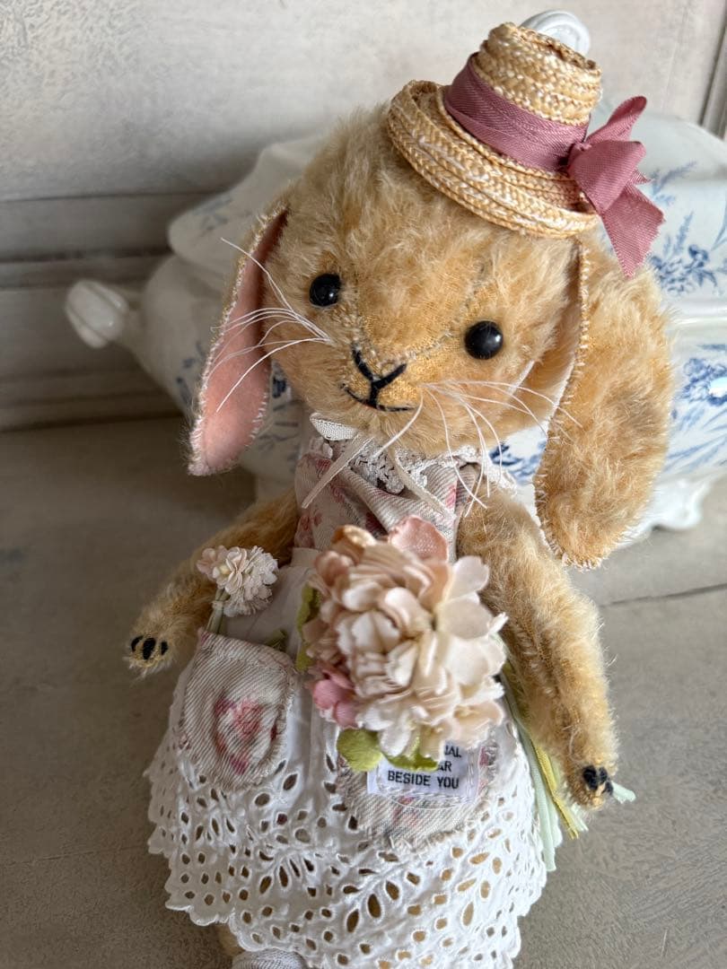 ハンドメイドベア作家さんのアンティークのドレスを着た垂れ耳うさぎのぬいぐるみ