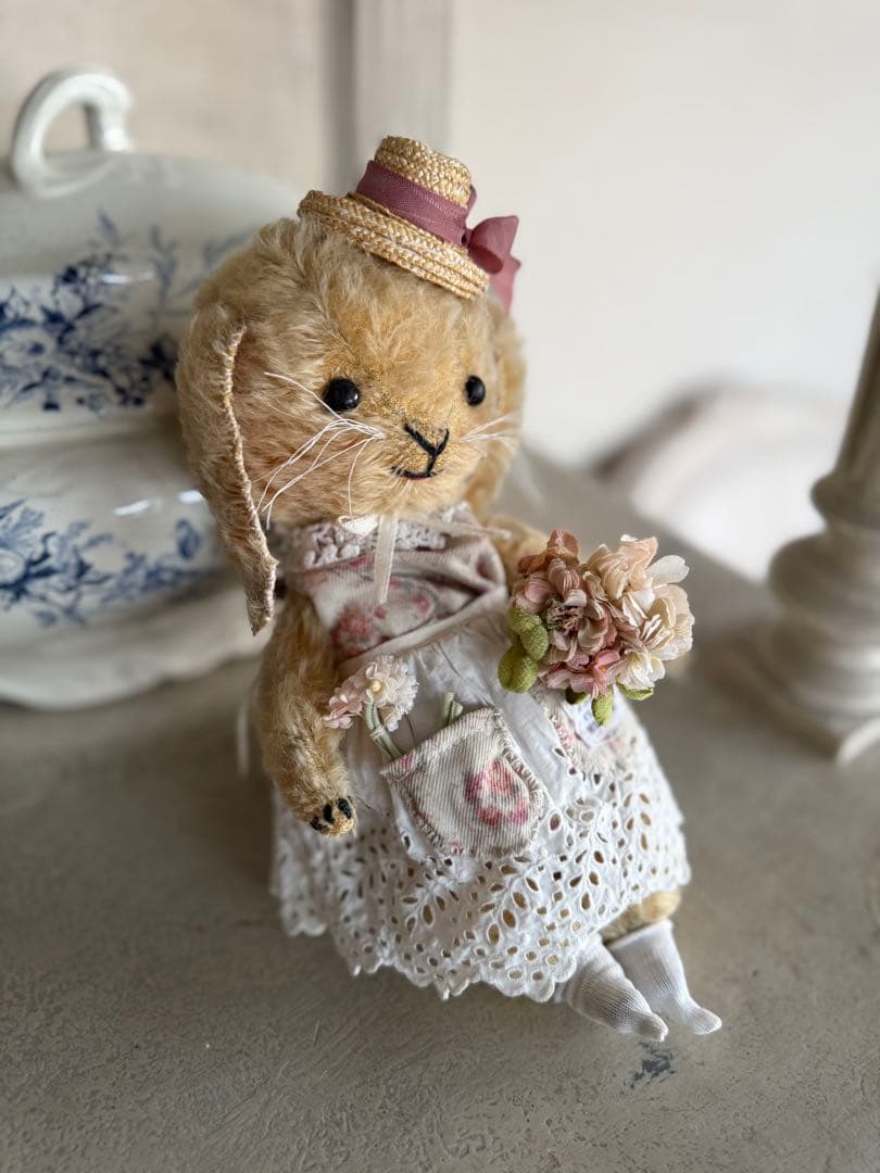 ハンドメイドベア作家さんのアンティークのドレスを着た垂れ耳うさぎのぬいぐるみ