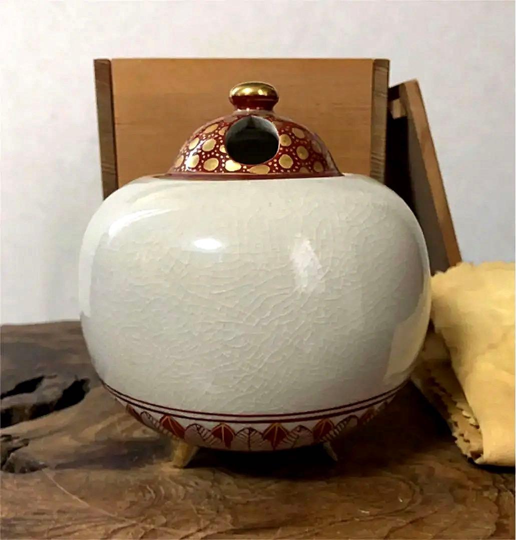 九谷 香呂 錦生 金彩 紅白梅紋 染付 三足 香呂 合わせ箱付き