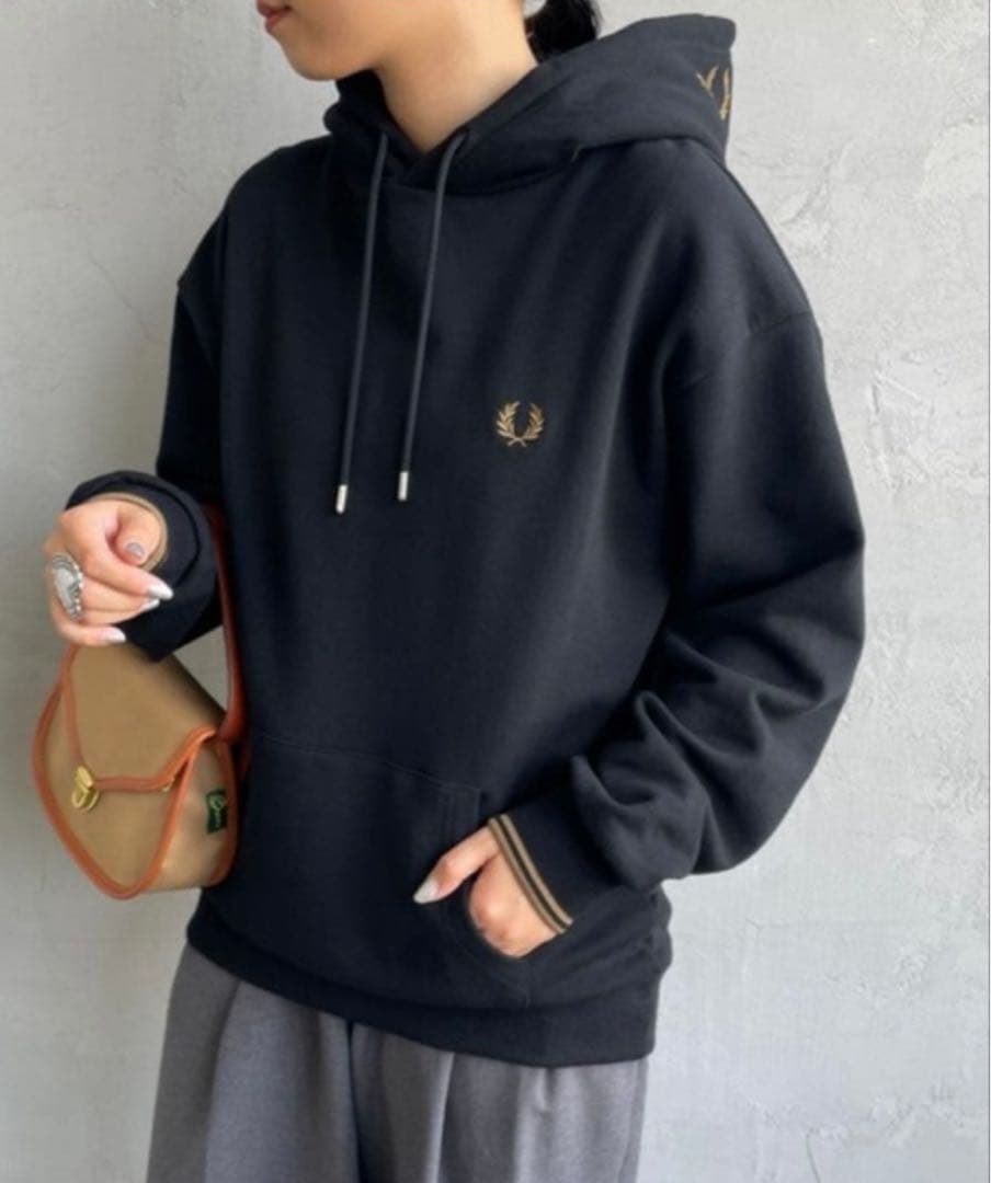 FRED PERRY 別注 フードロゴ刺繍スウェットパーカー