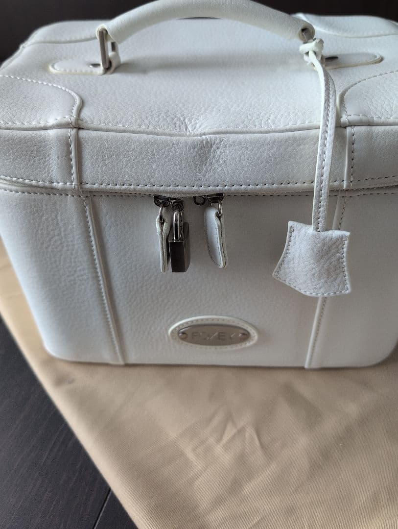 FOXY ホワイトレザー バニティケース