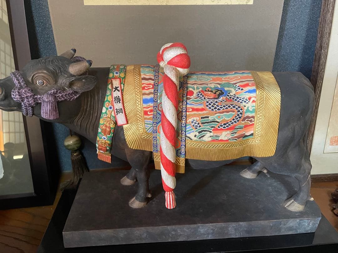 大型作品【平野富山(敬吉)】極彩色金彩木彫彫刻『横綱牛 土俵入』