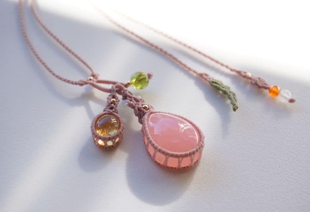 ディープローズクォーツ　シトリン　ペリドット　揺れる　マクラメ　ネックレス
