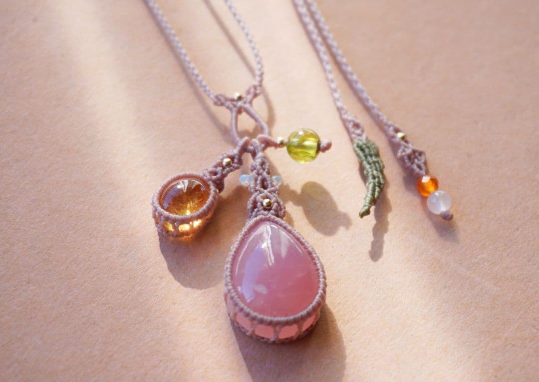 ディープローズクォーツ　シトリン　ペリドット　揺れる　マクラメ　ネックレス