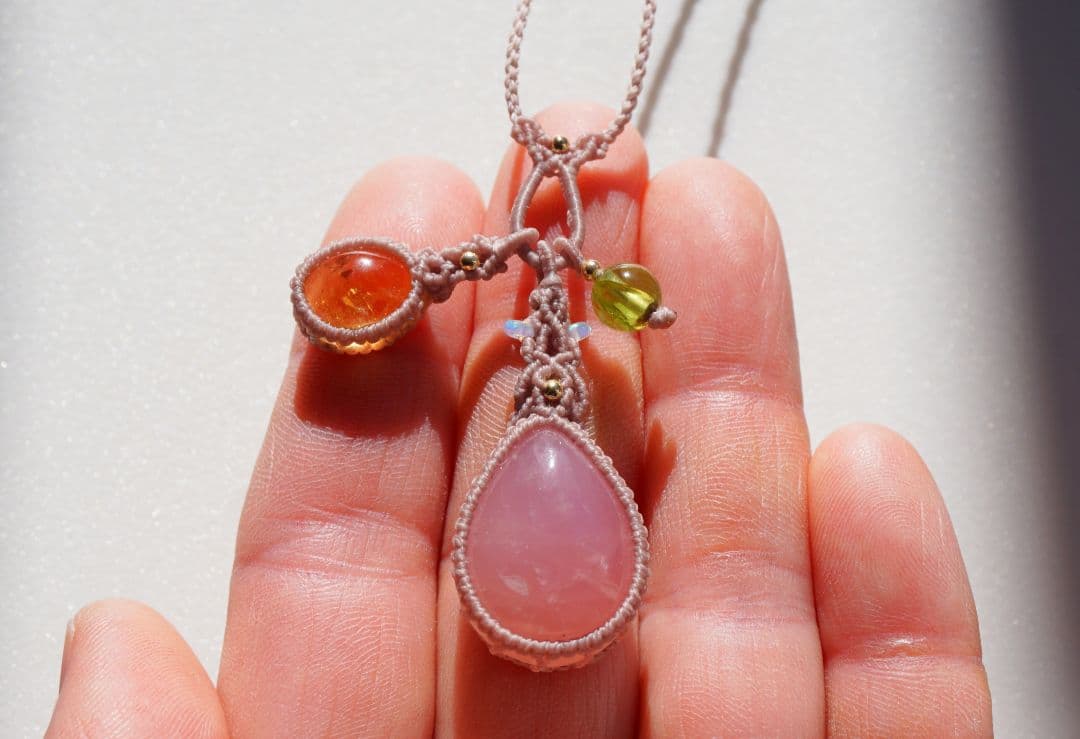 ディープローズクォーツ　シトリン　ペリドット　揺れる　マクラメ　ネックレス