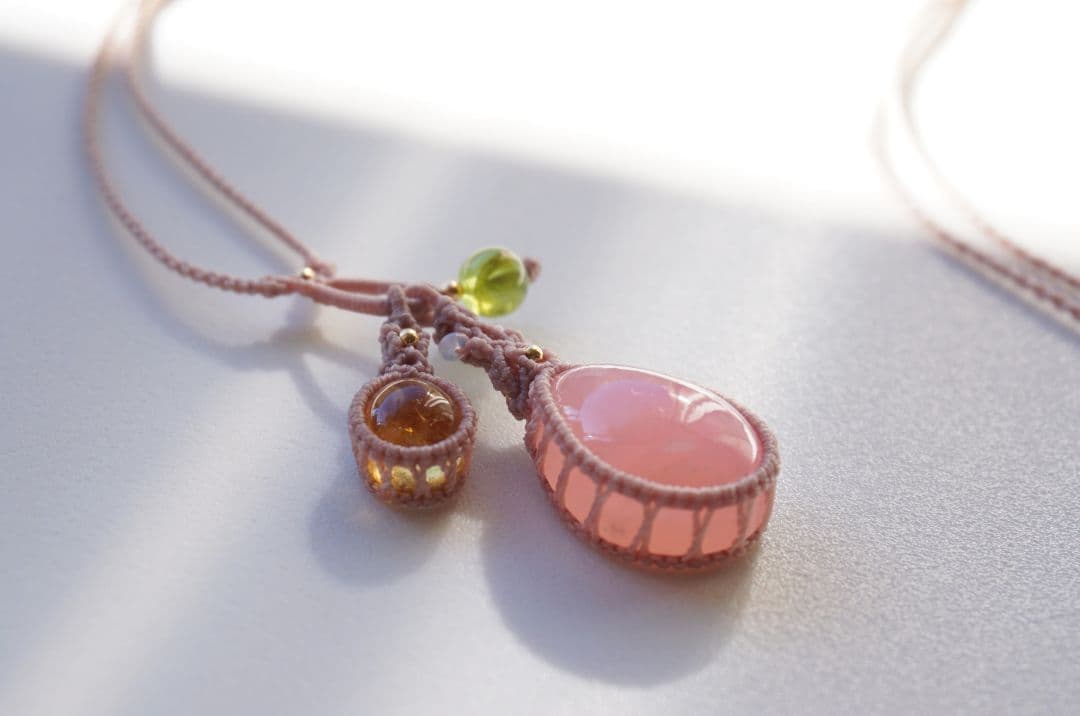 ディープローズクォーツ　シトリン　ペリドット　揺れる　マクラメ　ネックレス