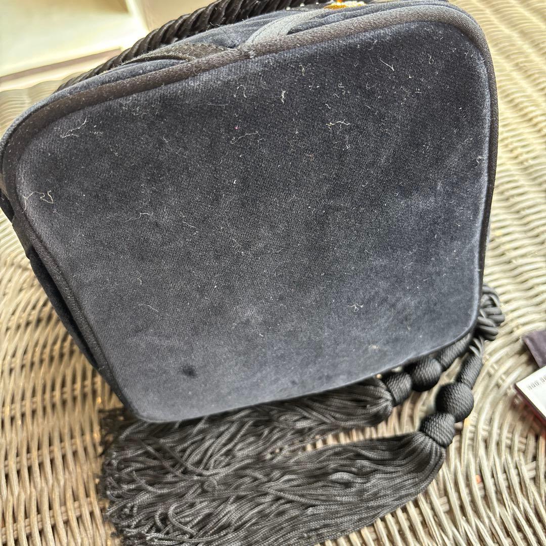 フェラガモ　黒 ベルベット パーティーバッグ タッセル付き