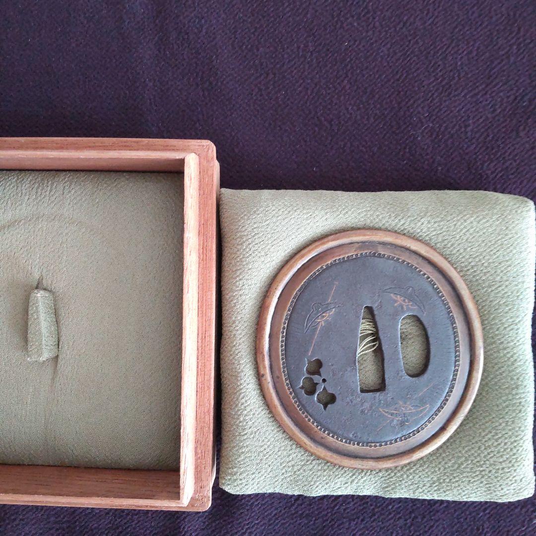 鐔 笠に杖図「平安城象嵌」