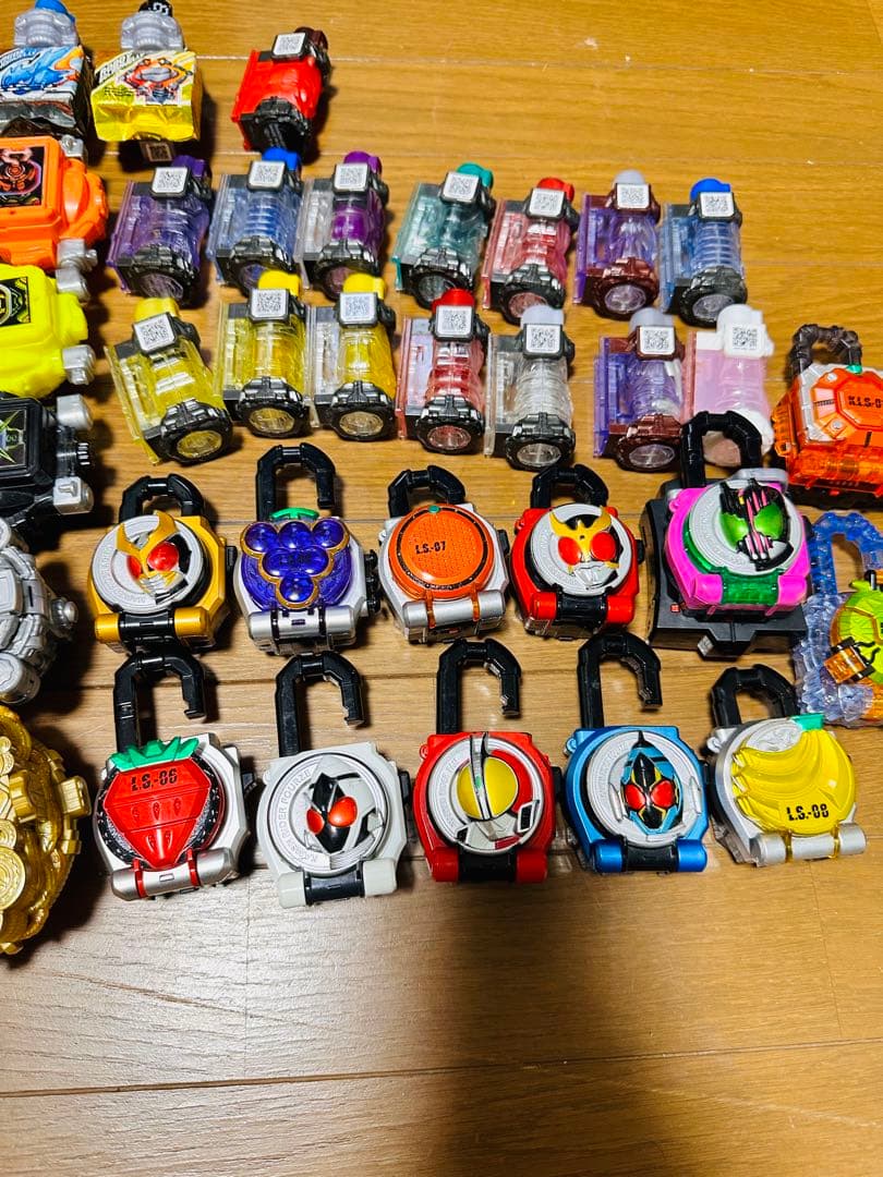 仮面ライダーベルト　セイバーGPロックシード　GPフルボトルなど250個以上山売