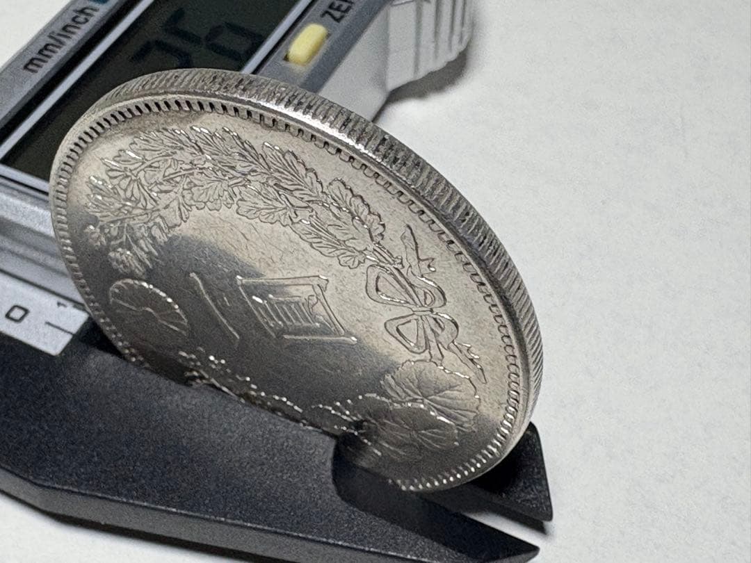 p*n様 【本物保証】　美品　大型　一圓銀貨　明治17年銘　準特年　26.93g