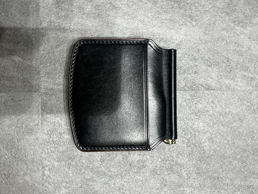 黒いレザー製コンパクト財布