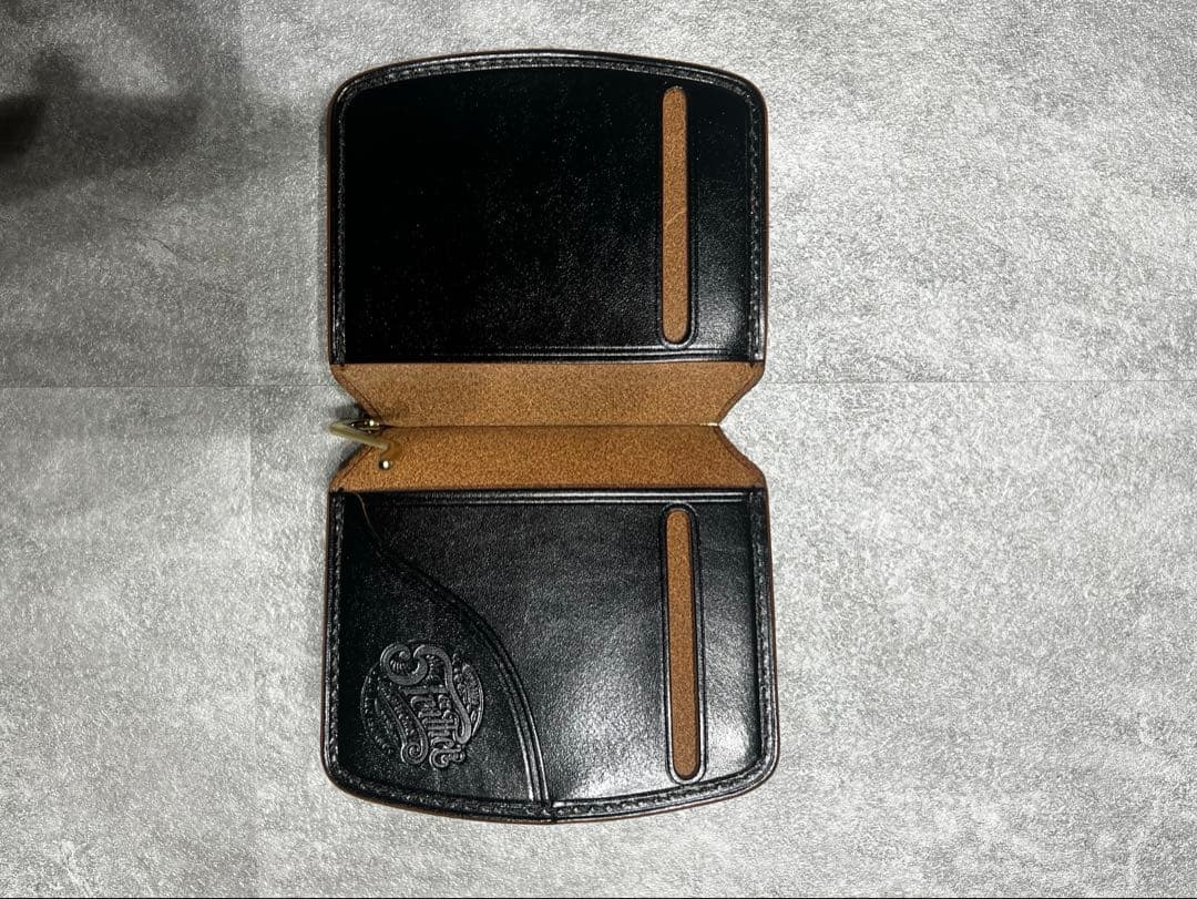 黒いレザー製コンパクト財布