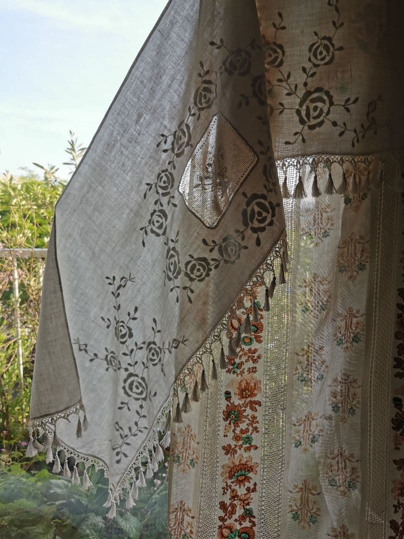 アンティークフランス ローズ刺繍とフィレレースのタッセルフリンジ付リネンカーテン