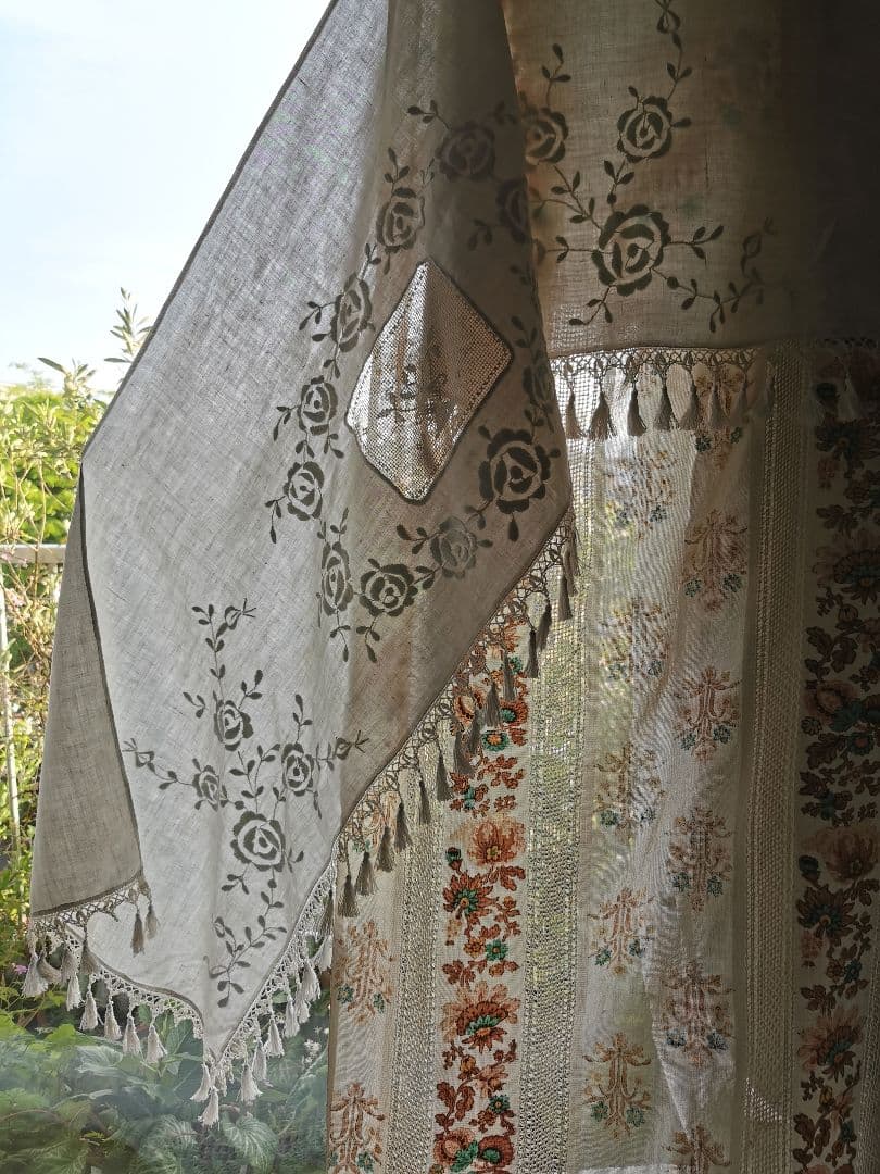 アンティークフランス ローズ刺繍とフィレレースのタッセルフリンジ付リネンカーテン